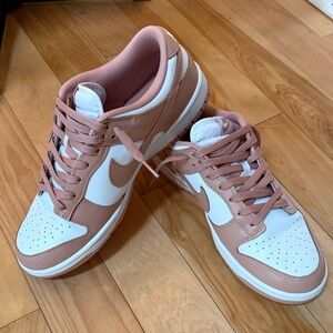 Nike Women's Blush and White Sneakers size 10.5 💕